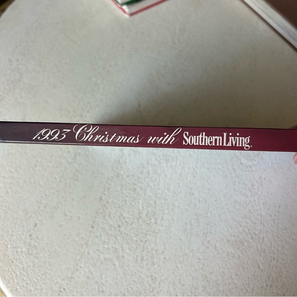 🎄 Christmas with Southern Living 1993 – A Vintage Holiday Classic! - Picture 3 of 6